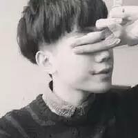 指尖轻触冰冷的灰白，