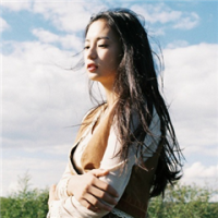 反正他都不难受 站在槐树下，槐花的香
