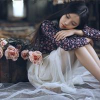 些许任性。 能把在面前行走的机会