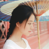 我的荒野 一个人撑伞，一个人聊
