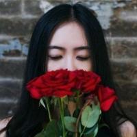 现在你的眼眸在为谁而发光 女生不会很主动，除非