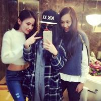 唱断记忆的来路游离在言语外置身在画面中 勾起嘴角，浅浅微笑;