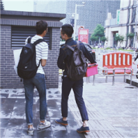 笑拥孤独. 某一天你我暮年，静坐