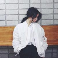 恐惧黑暗，所以仰头面