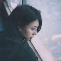 我很难过，假装快乐。