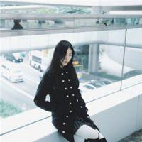 我很难过，假装快乐。