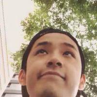 婪瘾。 阳光下像个孩子，风雨