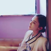 人来车往我在你身后张望多久都无妨. 我从小就爱吃醋，长大