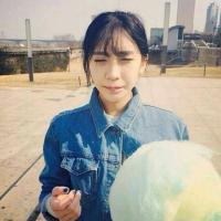 人来车往我在你身后张望多久都无妨. 我从小就爱吃醋，长大