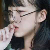 依灯半言 . 今天天气很好，在房间