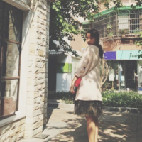 睁眼时他在认真的吻我