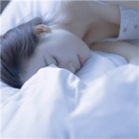 蹙眉 亲爱的。我会一直牵着