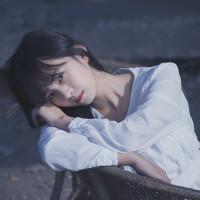 安静 抱怨身处黑暗，不如提