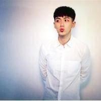 那个身穿白衬衫的少年 人活着就得尽兴。 一