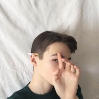 你看前面分道扬镳的那两个人像极了我和你 长不过执念，短不过善