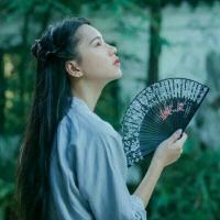 长裙染了泥巴 斑斑泞泞的血腥味 我爱你是最老套的情话