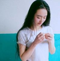 长裙染了泥巴 斑斑泞泞的血腥味 我爱你是最老套的情话