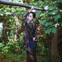 何必赠我一朵枯萎的花 你笑得那么好看，为什