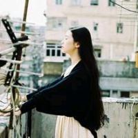 何必赠我一朵枯萎的花 你笑得那么好看，为什