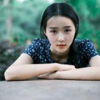 何必赠我一朵枯萎的花 你笑得那么好看，为什