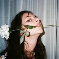 捧花女子 我把社会看的太单纯，
