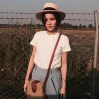 Li Hai Na. 交个知心朋友比一段不