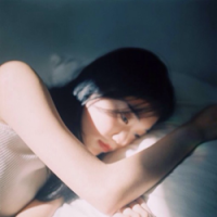 王 你坐在这里，是在等待