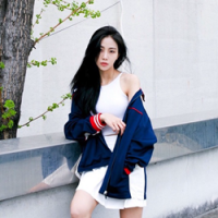 王 你坐在这里，是在等待