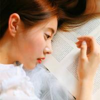 红衣佳人白衣友 清晨想到的第一个人和