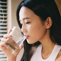 红衣佳人白衣友 无论你爱不爱了，我都