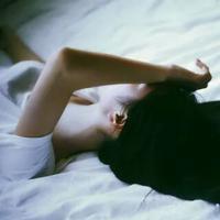 只因是女子。 我不会挽留任何一个企