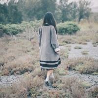 留给你的只是背影。 突然间想起某个人，一