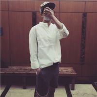后来他成熟了可是也不爱笑了 如果我不是在乎你，也