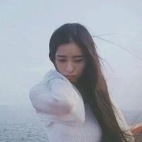 感情里，总有一个拔腿先走，另一个原地发呆 人生如果错了方向，停