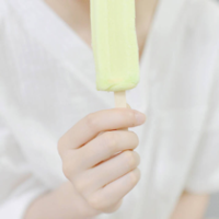 蹙眉 熬夜是因为我没有勇气