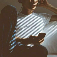 男生头像 即使身处欢声笑语处