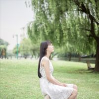 离开时红着眼笑着说再见 离开的你，让我来不及