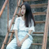 跟同桌坐一个多月后: