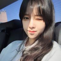 她的眸里带着傲视天下的冰冷 有时候，一个拥抱就足