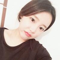 她的眸里带着傲视天下的冰冷 有时候，一个拥抱就足