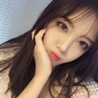 她的眸里带着傲视天下的冰冷 有时候，一个拥抱就足