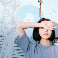 想起谁会不入睡。 是谁的眼泪 是谁的憔