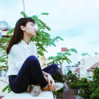 想起谁会不入睡。 是谁的眼泪 是谁的憔