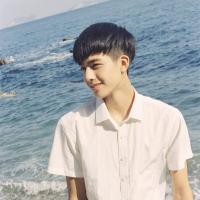 发光：李威龙 她恰好一片笋在嘴里，