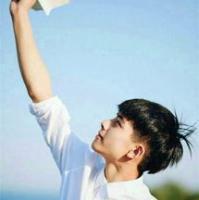 发光：李威龙 她恰好一片笋在嘴里，