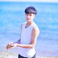 发光：李威龙 她恰好一片笋在嘴里，