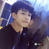 发光：李威龙 她恰好一片笋在嘴里，