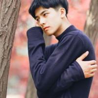 发光：李威龙 她恰好一片笋在嘴里，
