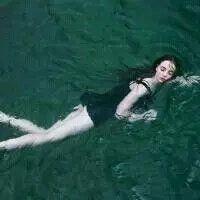 我一人淌过浑水越过四季你别怪我言语不动听 我用尽最后一丝力气，