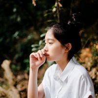 抒情：你想看穿谁 诚恳却又皱着眉 聽著歌,發著呆，似呼